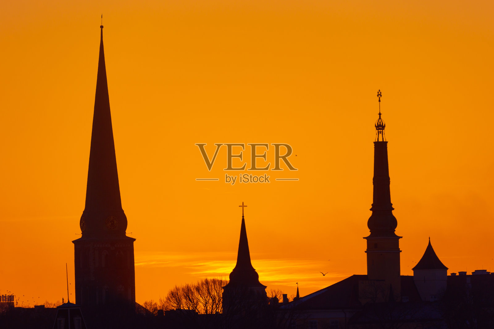 五彩日出时美丽的里加市景。建筑物映衬着色彩斑斓的天空。照片摄影图片