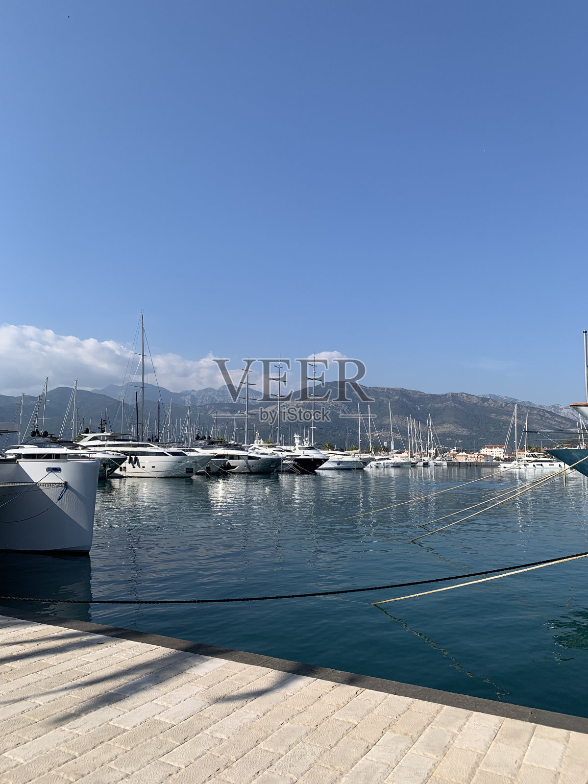 游艇在黑山港在蒂瓦特背景照片摄影图片