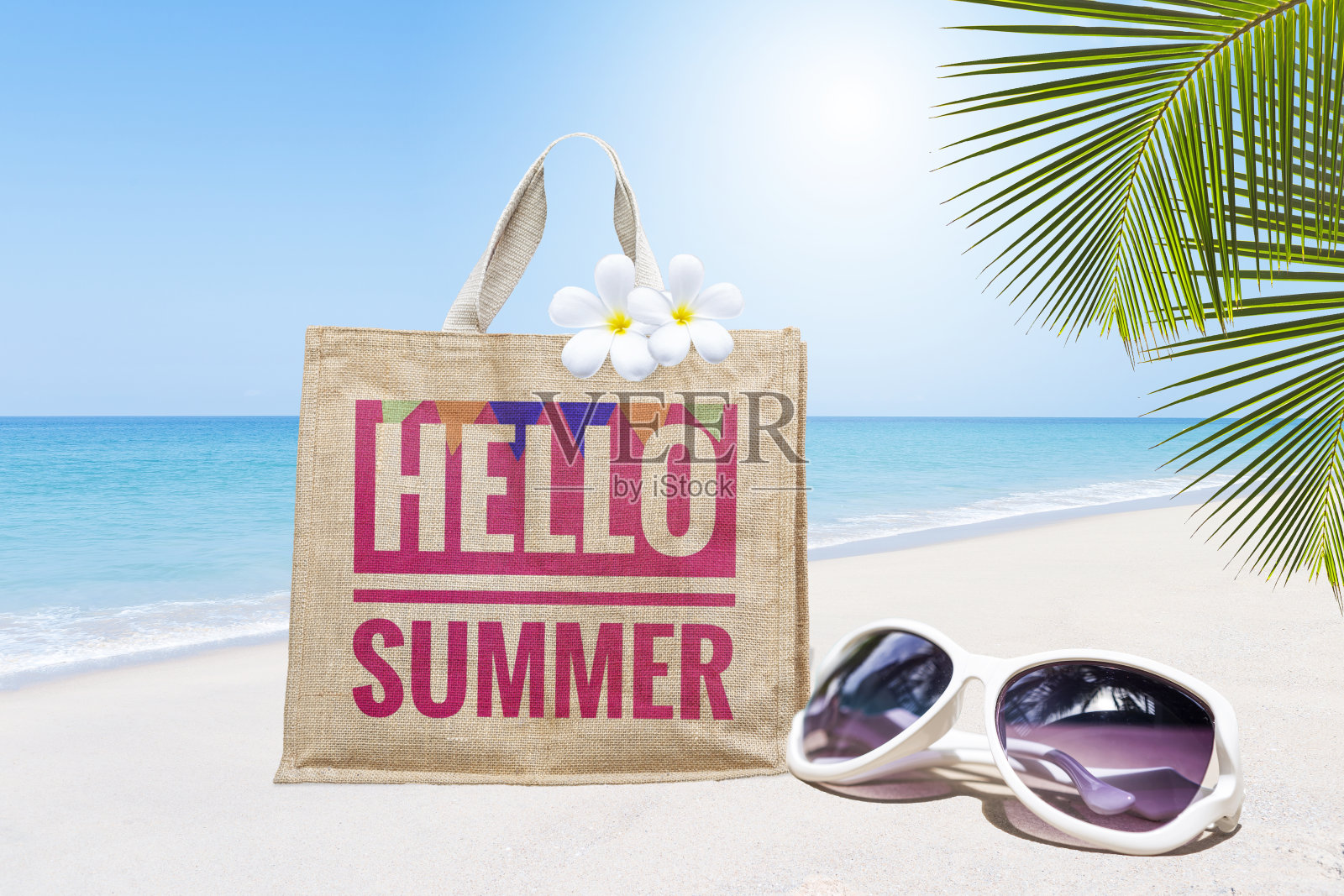 你好，夏天在黄麻包与设计太阳镜在热带海滩的背景照片摄影图片
