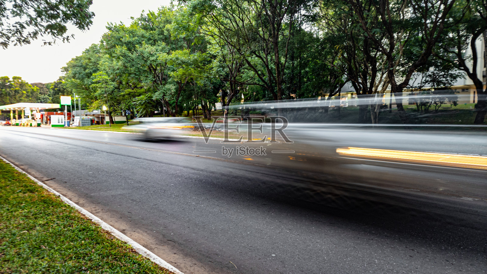 城市街道上车辆移动的图像。照片摄影图片