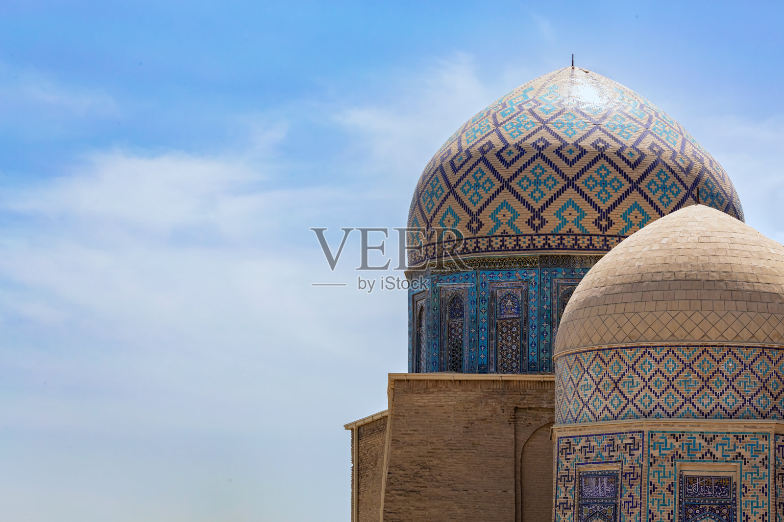 在撒马尔罕的Shah-i-Zinda，穹顶的高架视图，在晴朗的天空下，复杂的伊斯兰瓷砖在充满活力的蓝色下。撒马尔罕,乌兹别克斯坦照片摄影图片