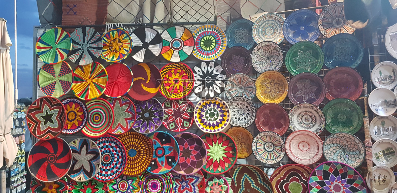 麦地那马拉喀什市场出售的物品照片摄影图片