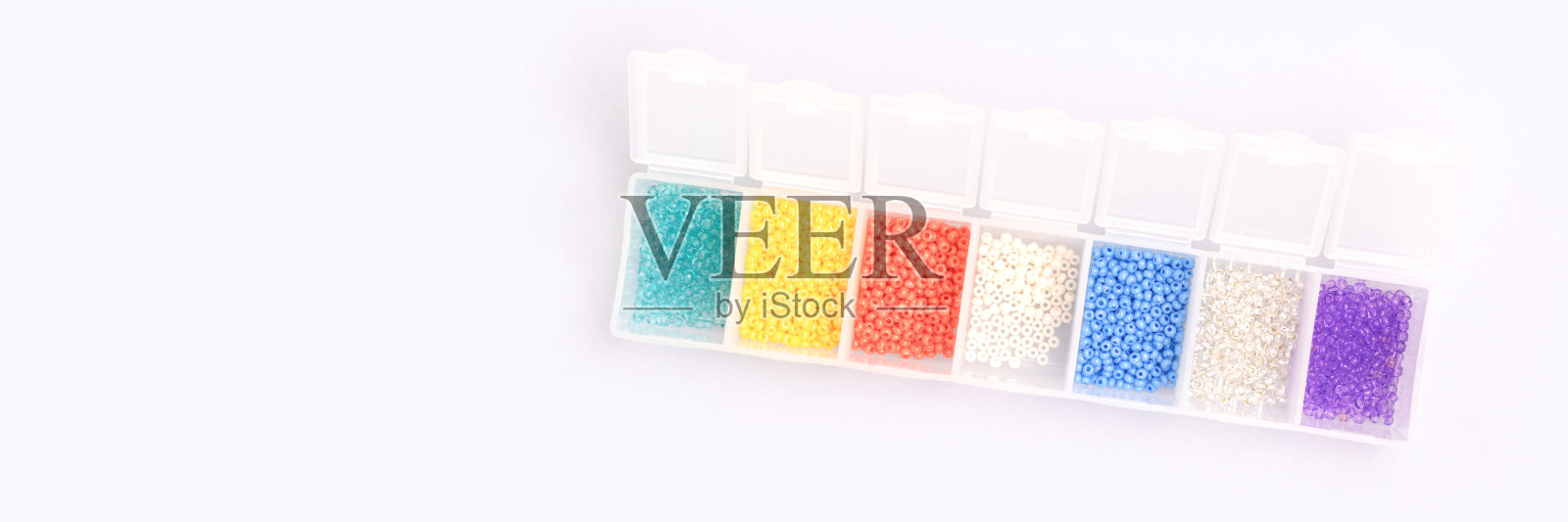 储存容器中的彩色珠子。照片摄影图片