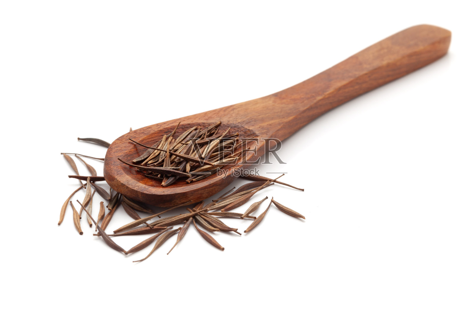 一个装满有机宇宙红(宇宙硫)种子的木勺。照片摄影图片