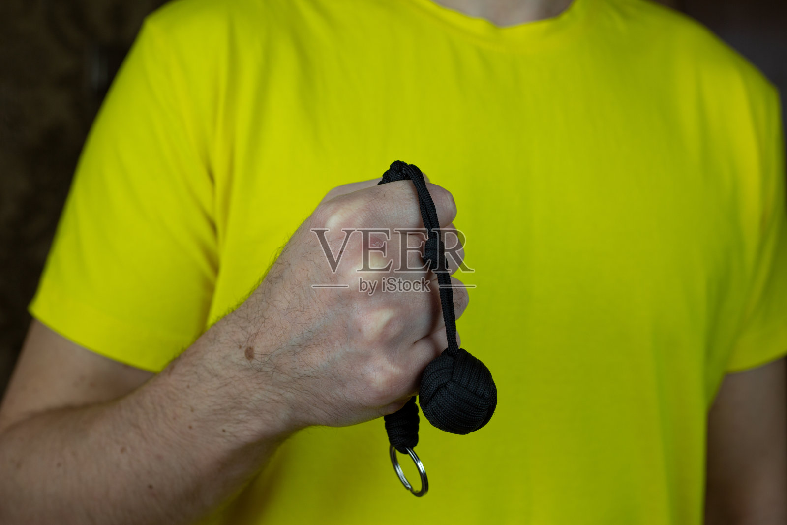 自卫钥匙扣由编织的鞋带与猴结照片摄影图片