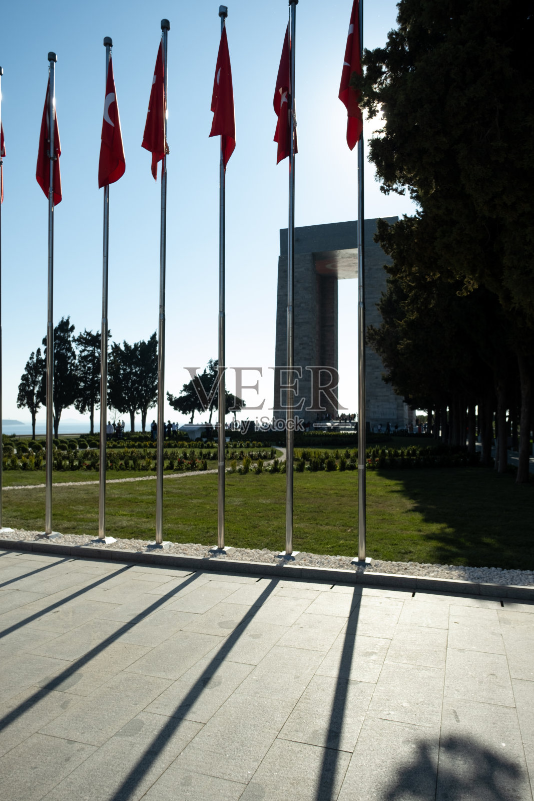 加里波利烈士纪念碑的照片，从土耳其国旗后面拍摄。照片摄影图片