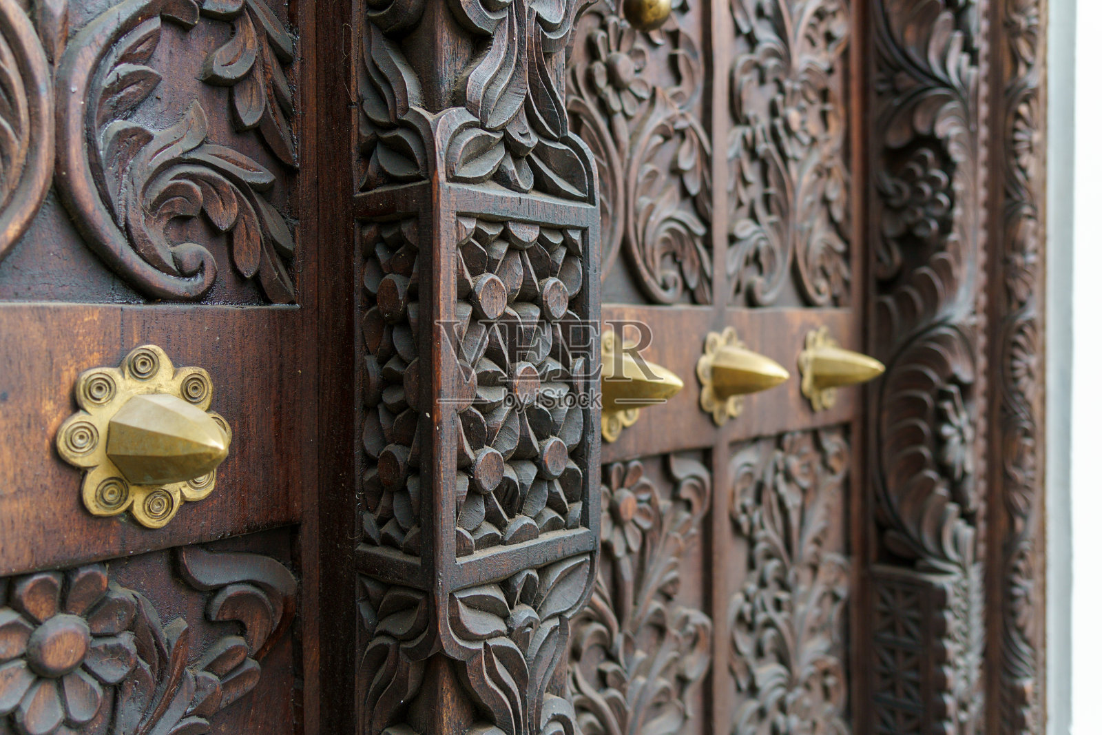 由木头和黄铜制成的传统斯瓦希里门照片摄影图片