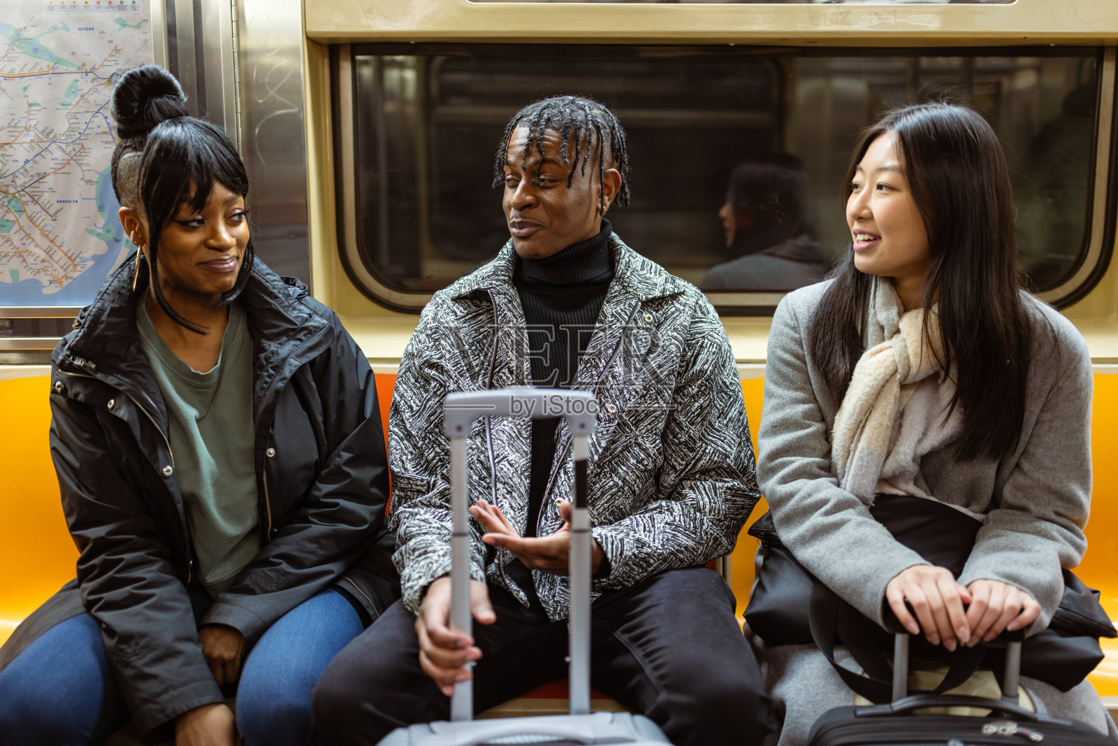 乘坐纽约地铁的不同学生群体照片摄影图片