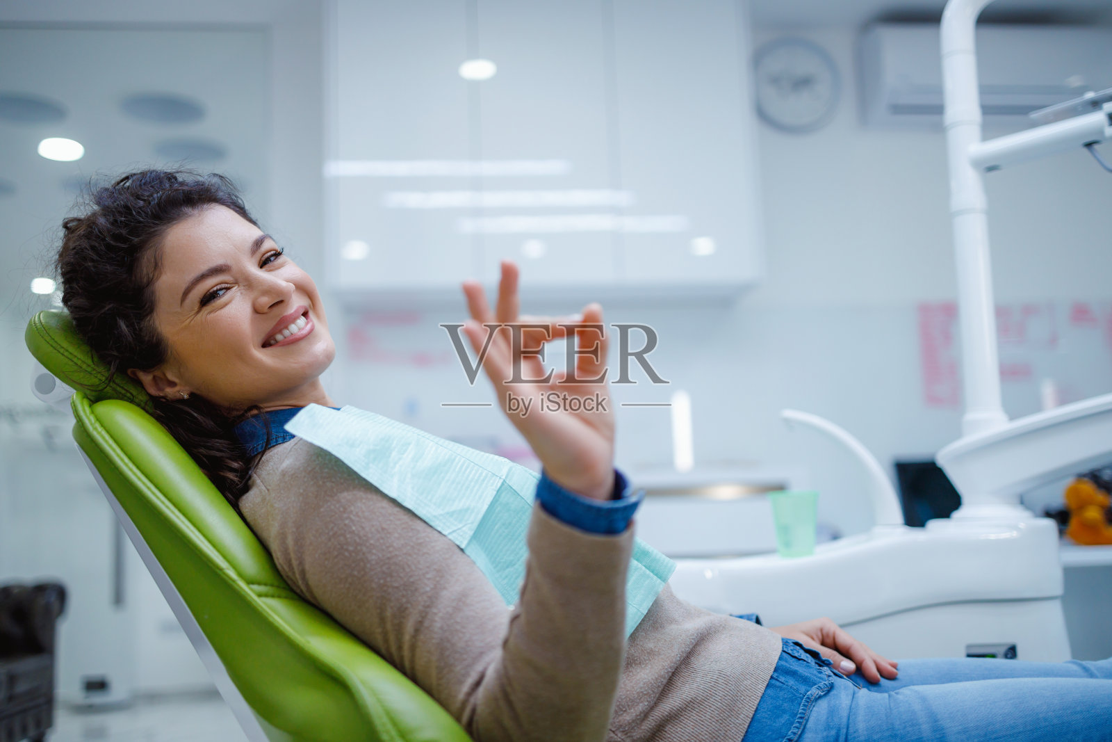 病人在牙科椅上表示同意照片摄影图片