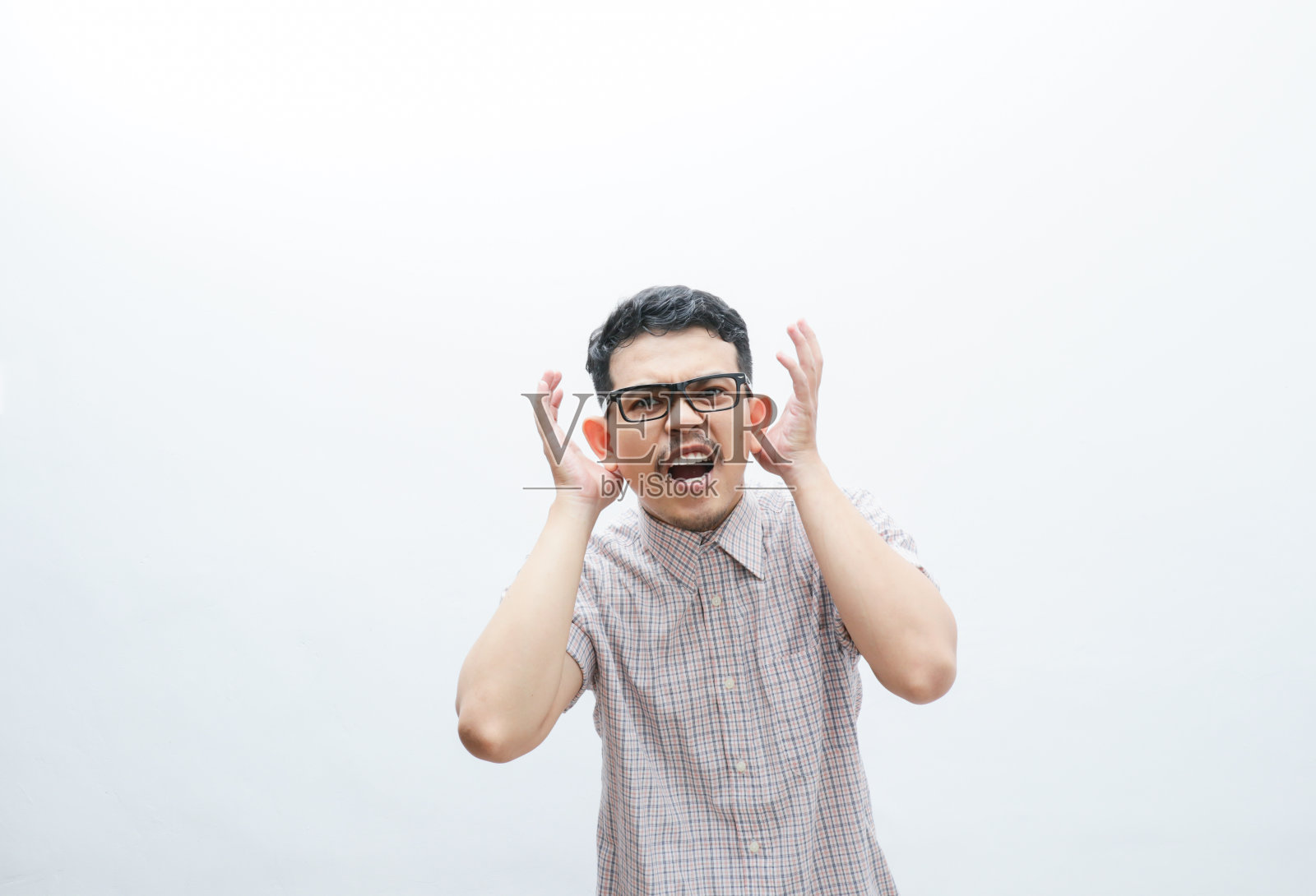 紧张的亚洲男人尖叫的表情照片摄影图片