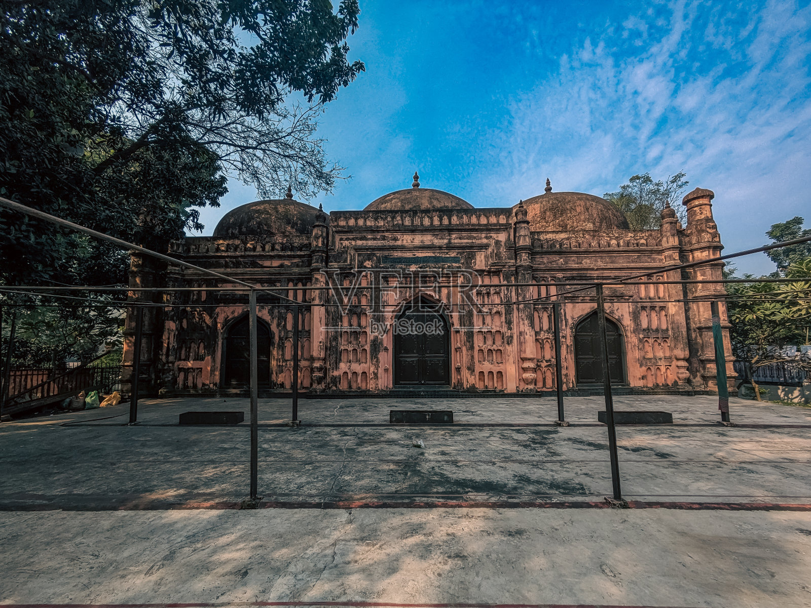 Hazrat Hazi Khaza Shahbaz james清真寺位于孟加拉国达卡，由Khwaja Shahbaz建于公元1679年。照片摄影图片