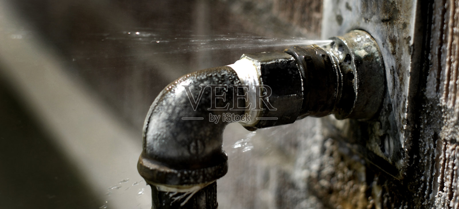水管漏水，有水喷出来照片摄影图片