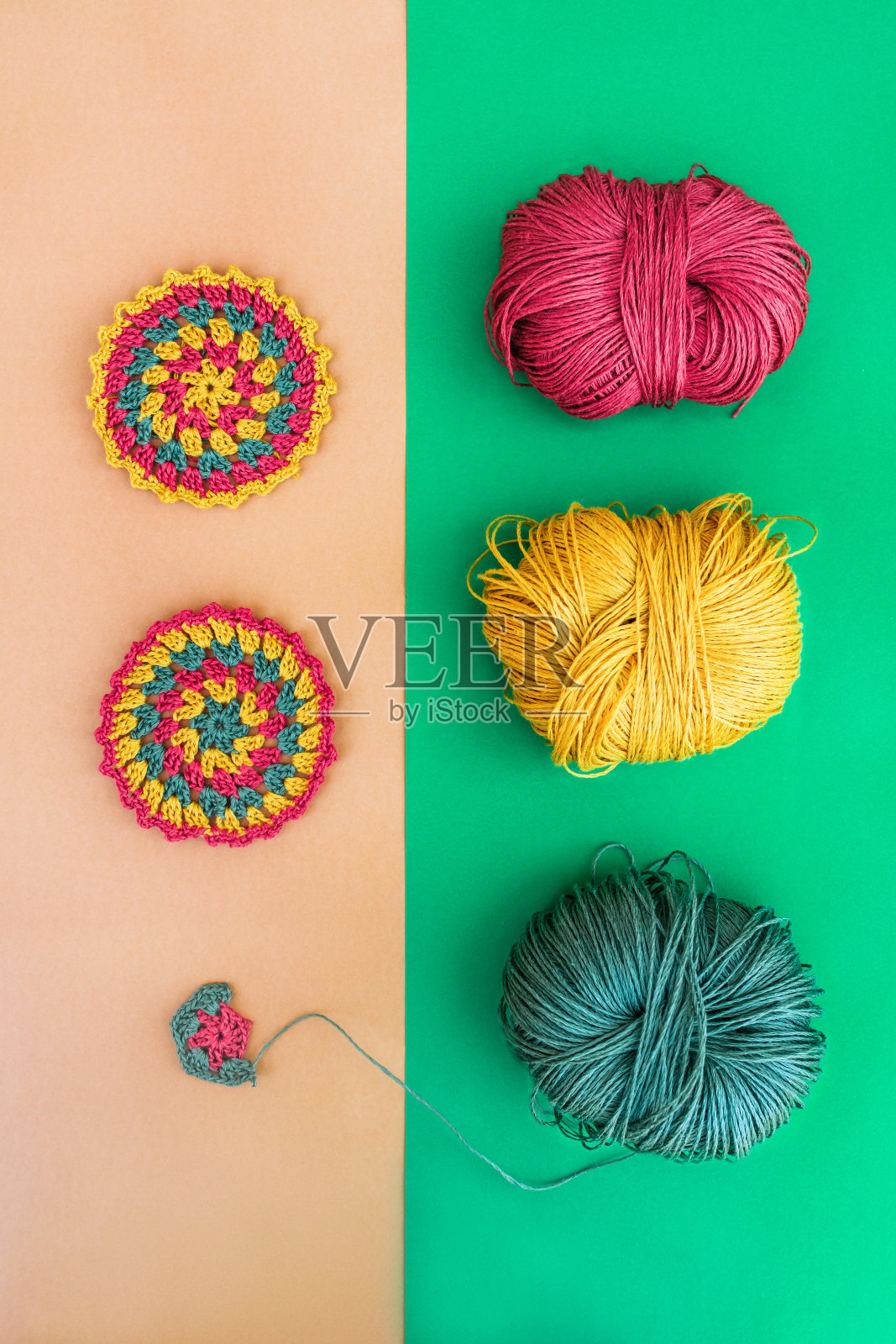 布局:纱线球在右边，圆形钩针图案在左边，一个未完成的线到球。照片摄影图片