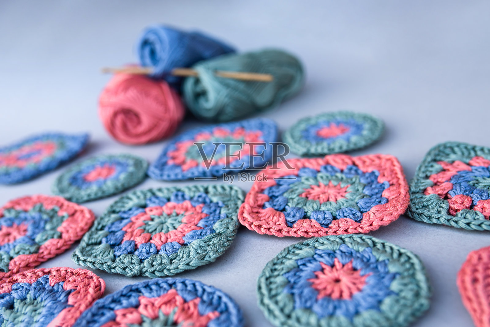 特写钩针奶奶广场在灰色表面。照片摄影图片