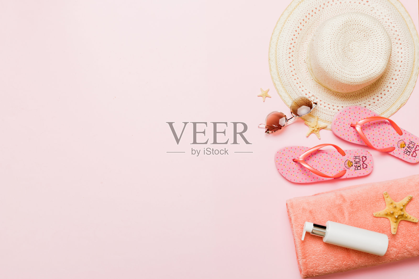 俯瞰旅行或度假的概念。构图与时尚的海滩配件彩色背景，俯视图。沙滩时尚平铺，夏日概念。时尚的颜色照片摄影图片