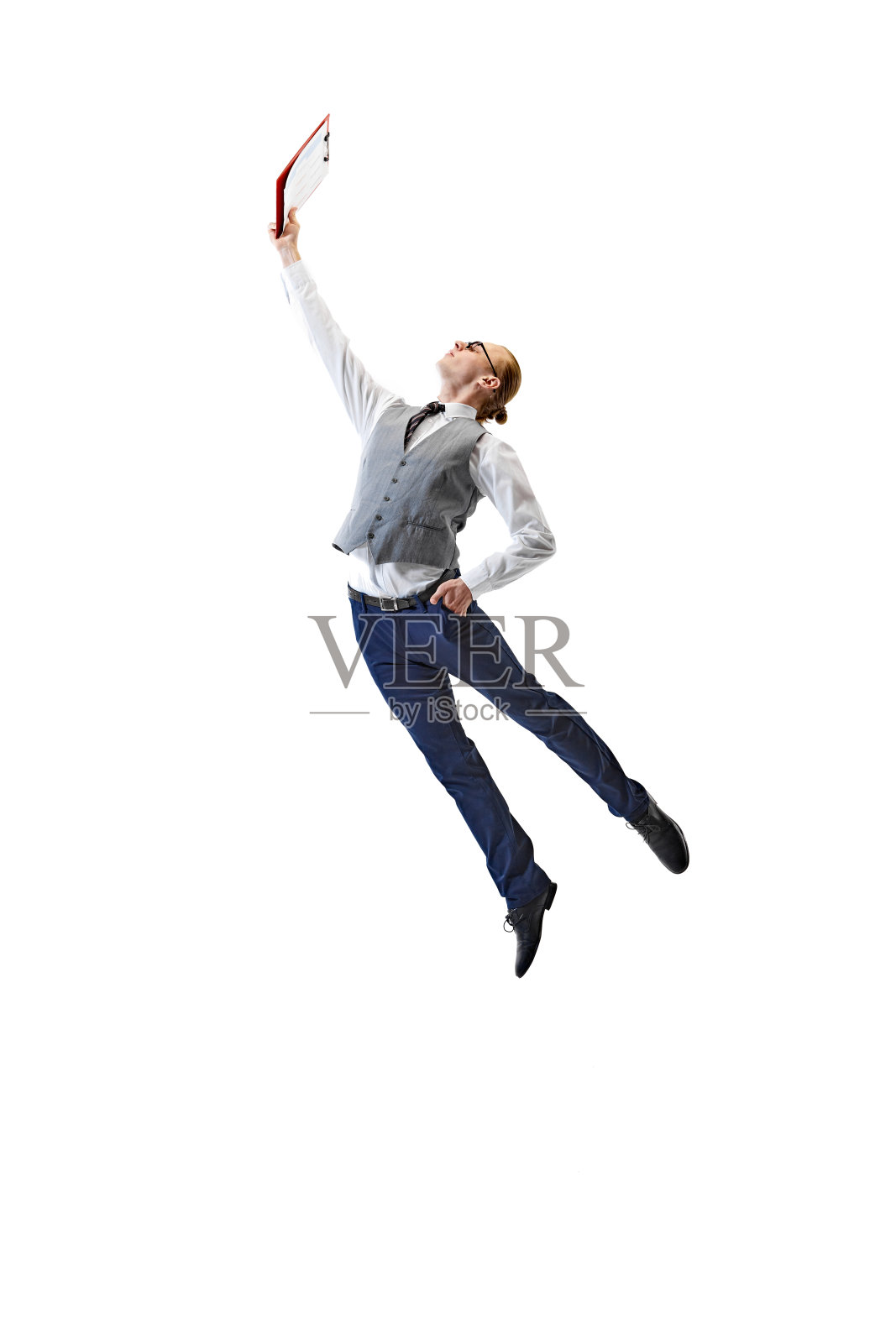 动态的成就。穿着正装的商务人士伸出手来，手里拿着一个文件夹，背景是白色的工作室。现代工作生活。照片摄影图片