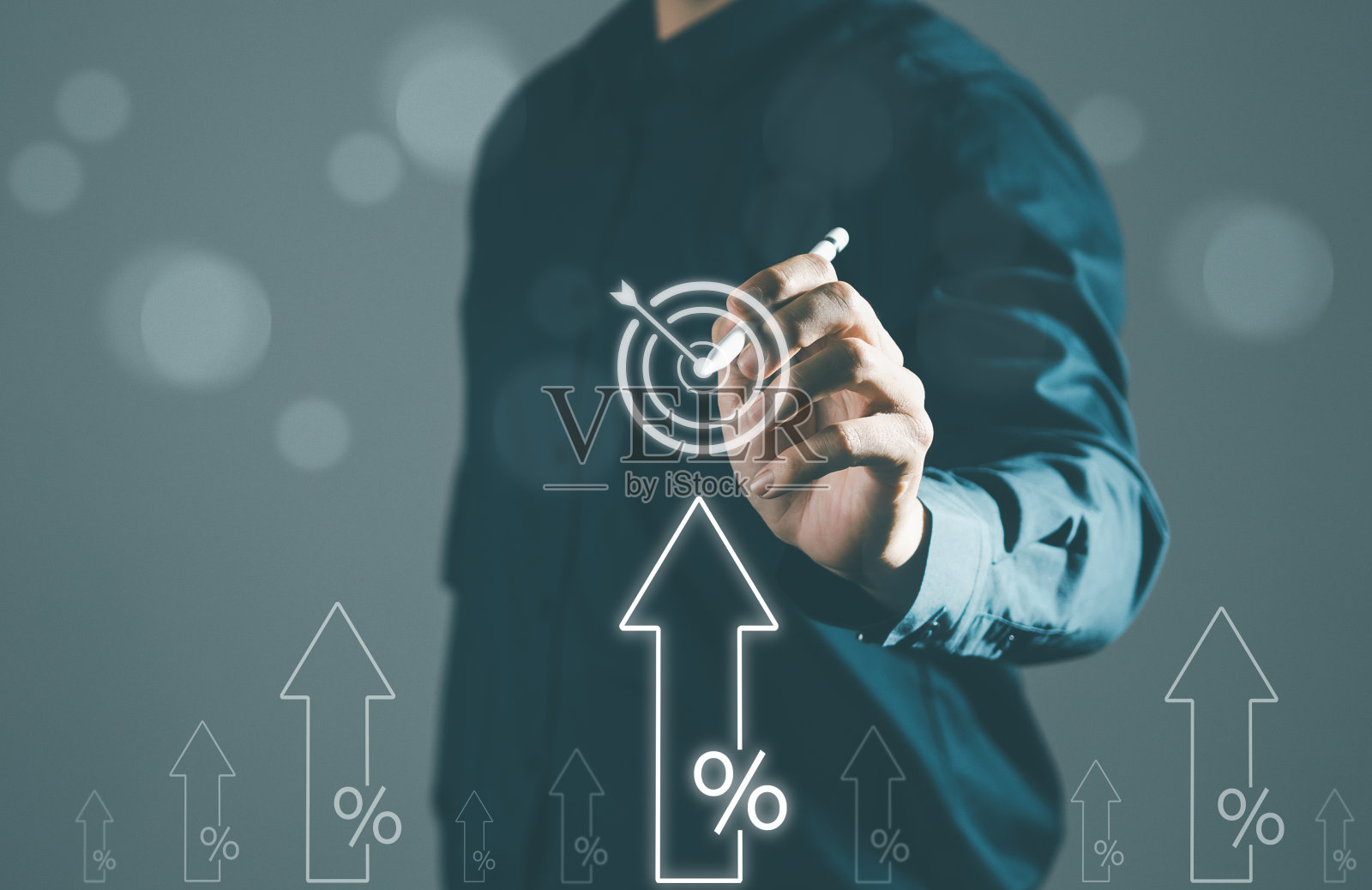 商人用现实的图形分析公司的财务资产负债表商人正在计算长期投资增长目标的财务数据。有目标照片摄影图片