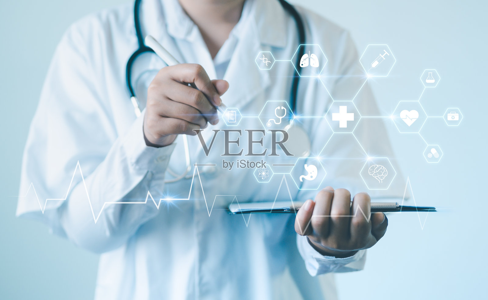 医生把信息写在剪贴板上记录诊断和医学研究。各种疾病的保健和医学照片摄影图片