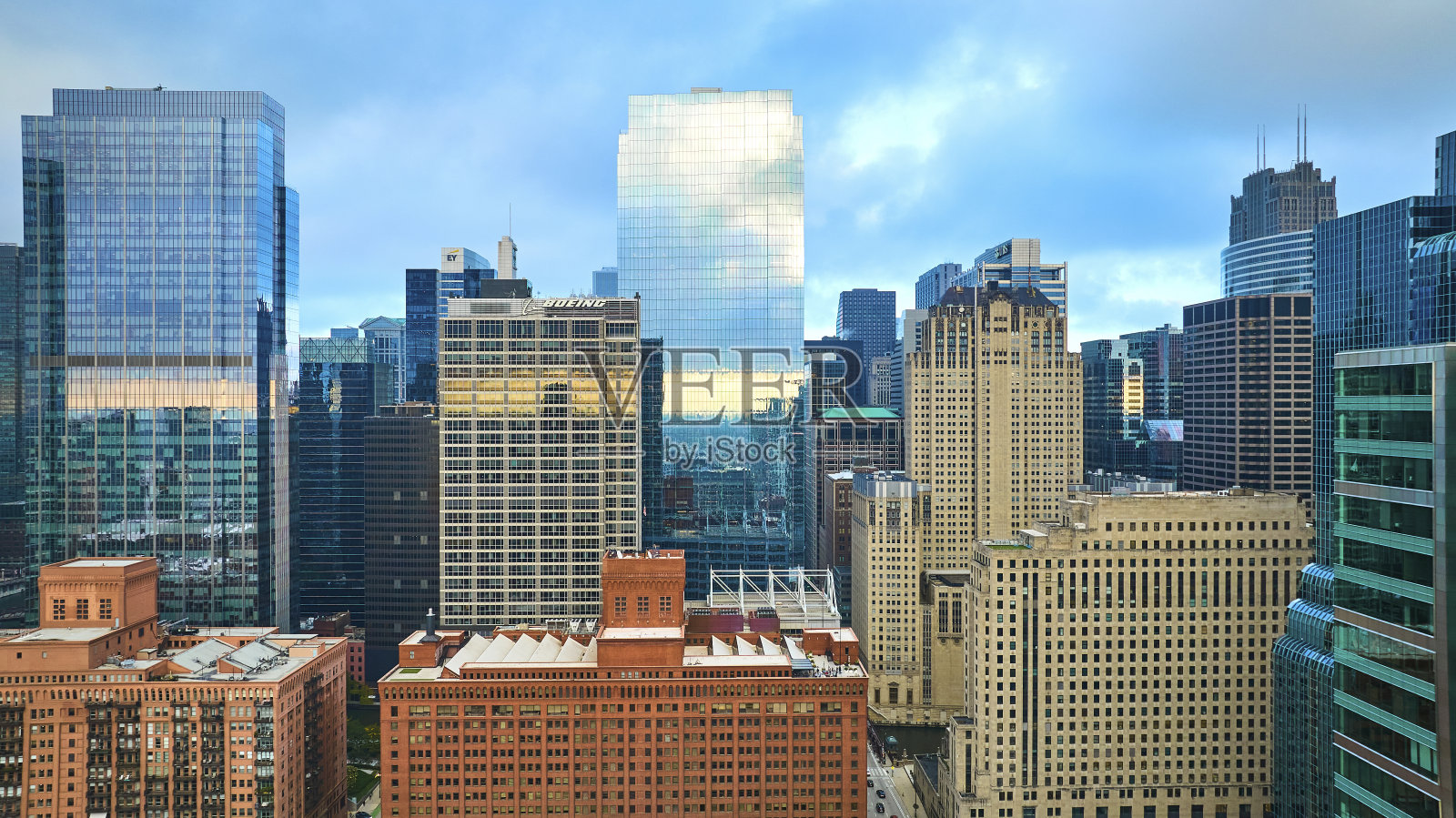 芝加哥市中心摩天大楼玻璃窗上天空的倒影照片摄影图片