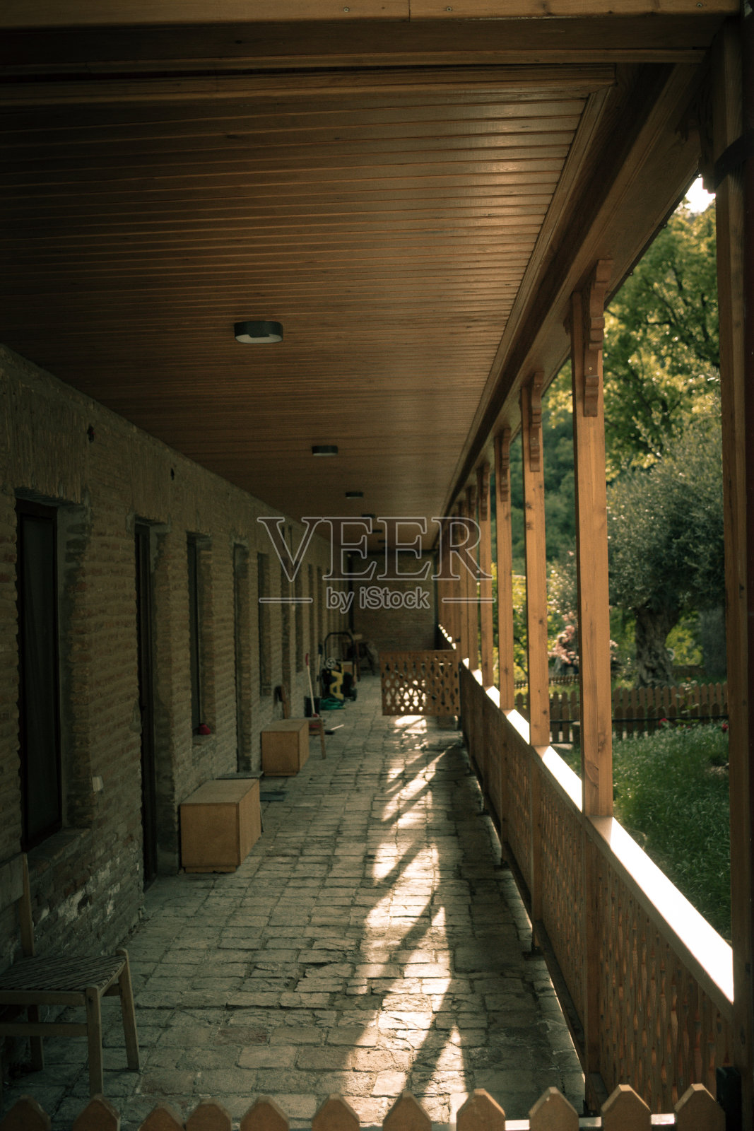 木栏杆阳台照片摄影图片