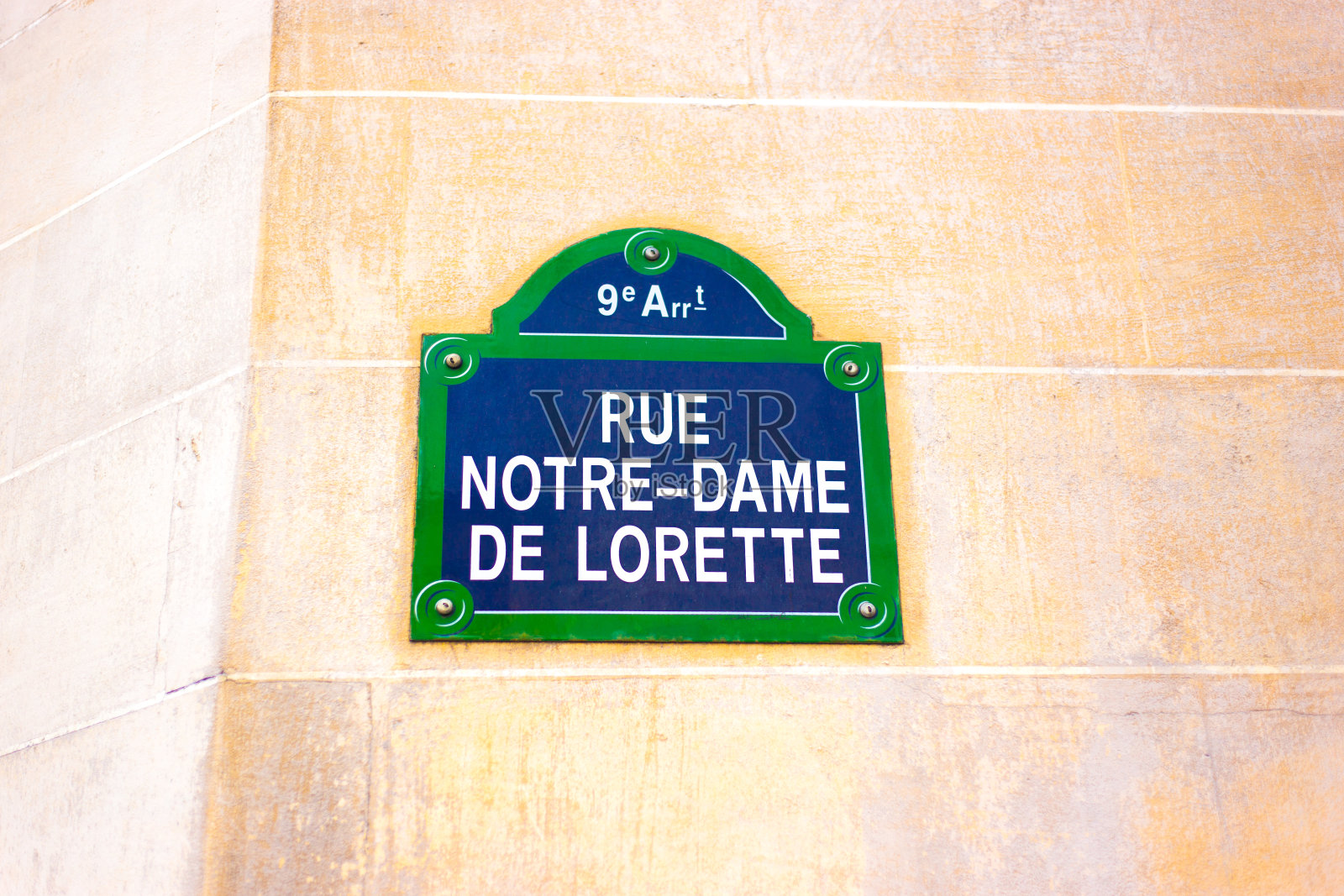 法国巴黎:古老的路标“Rue Notre Dame de Lorette”照片摄影图片