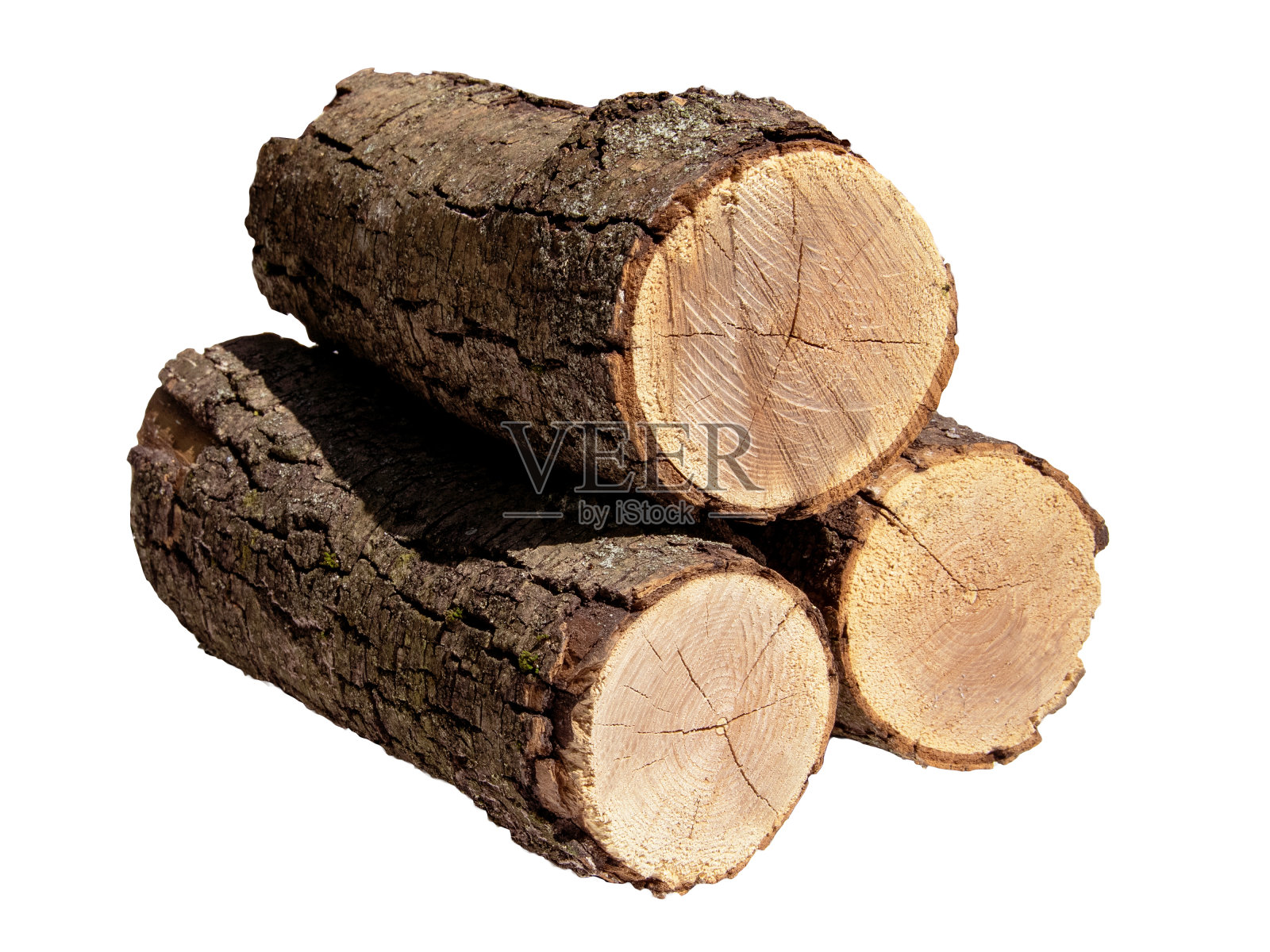 在白天，刚砍柴的原木堆在白色的背景上照片摄影图片