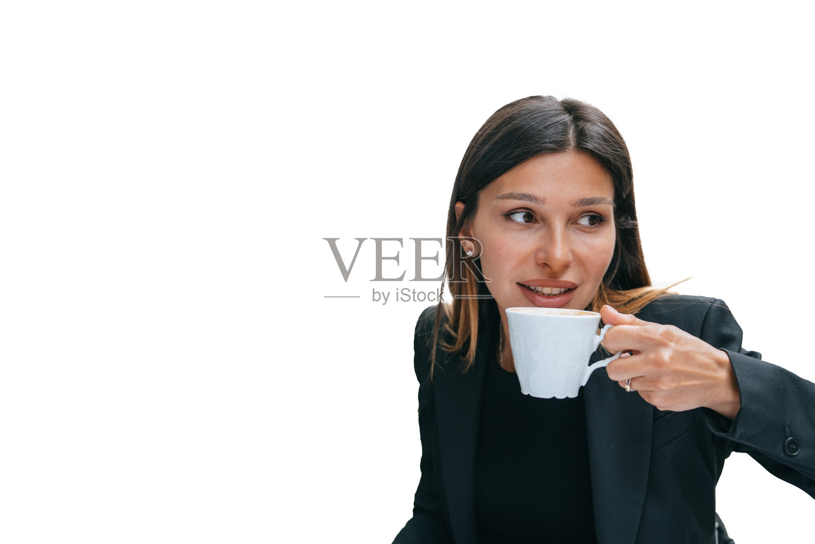 穿着黑色商务套装的黑发美女在透明背景下的咖啡馆喝咖啡，休息时放松，商务午餐。自信的美国女CEO正在复苏照片摄影图片