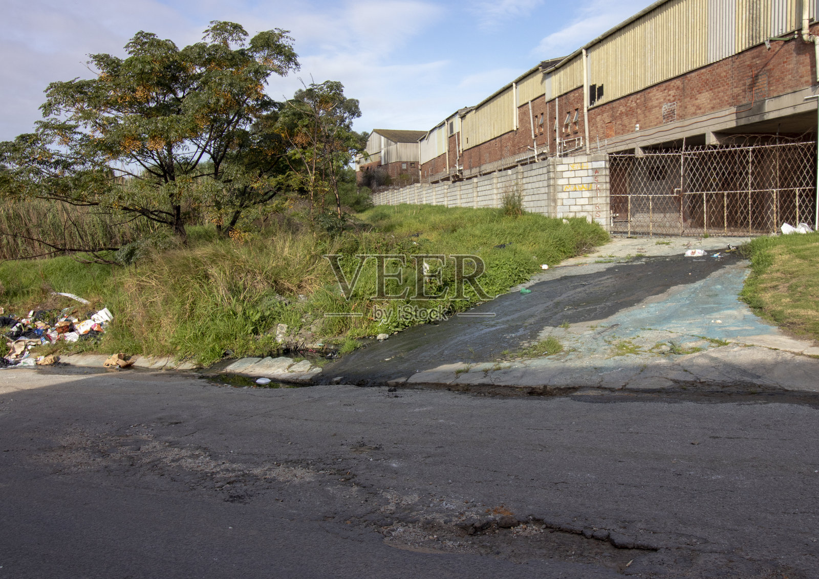 废水在马路上照片摄影图片