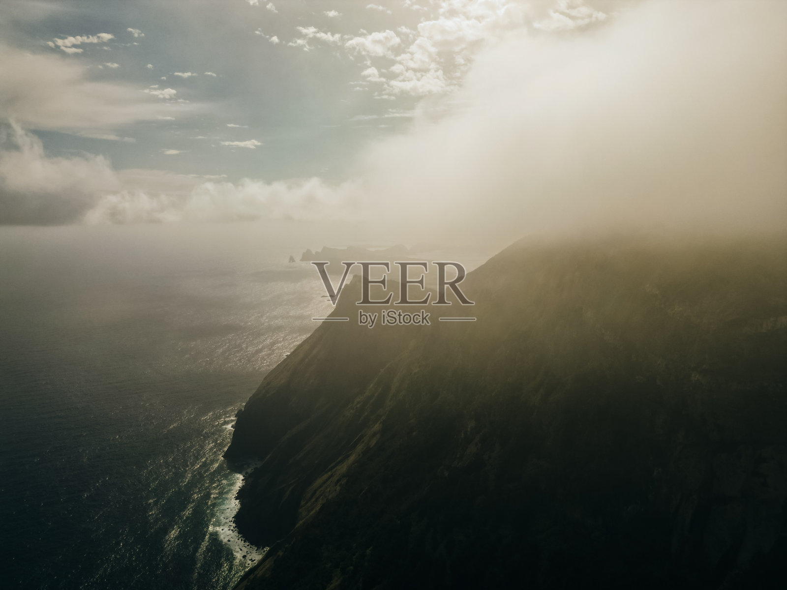 航拍的马迪埃拉岛东端，葡萄牙大西洋上的一个岛屿照片摄影图片