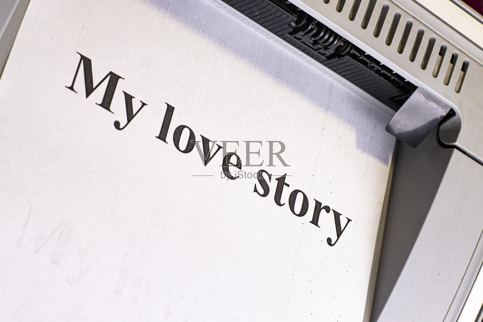 办公室打印机上的一张纸，上面写着我的爱情故事照片摄影图片