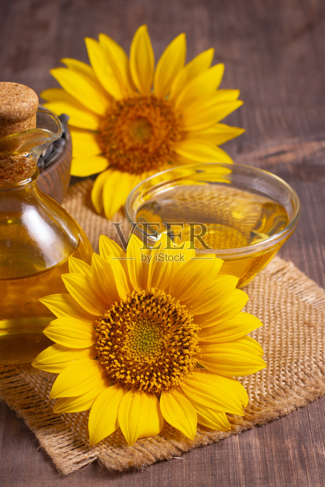 向日葵油与种子在木制背景的特写照片。生物和有机产品的概念。照片摄影图片