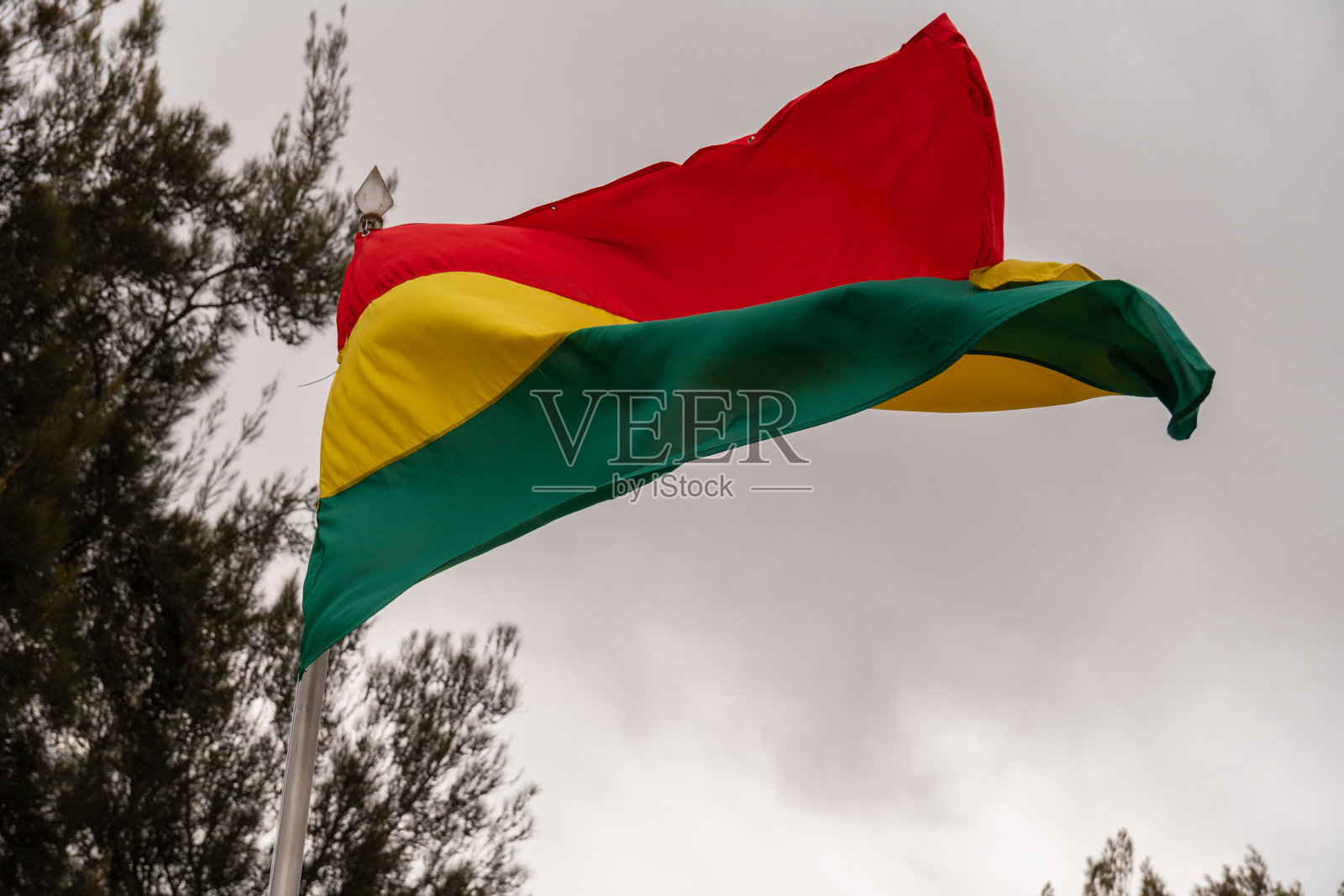 在美丽天空下飘扬的玻利维亚国旗照片摄影图片