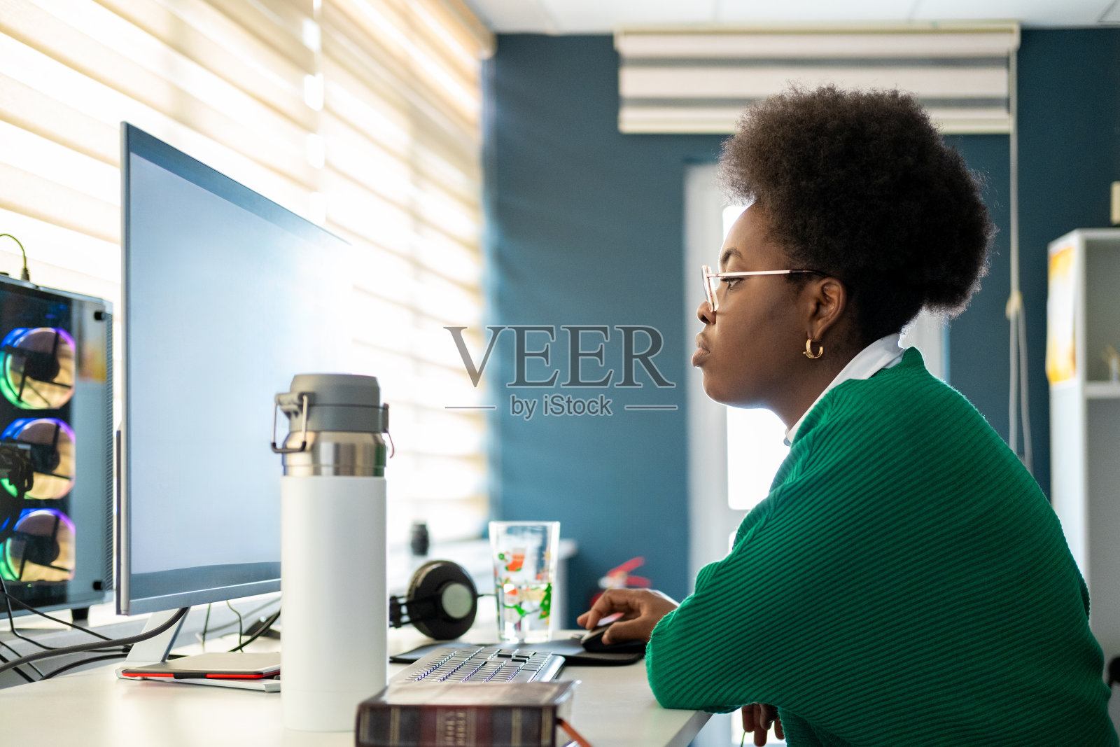 思考，研究和商业女性阅读，文章审查和编辑或新闻分析办公室。焦点，眼镜反射和非洲人，编辑或记者在电脑上进行在线报道照片摄影图片