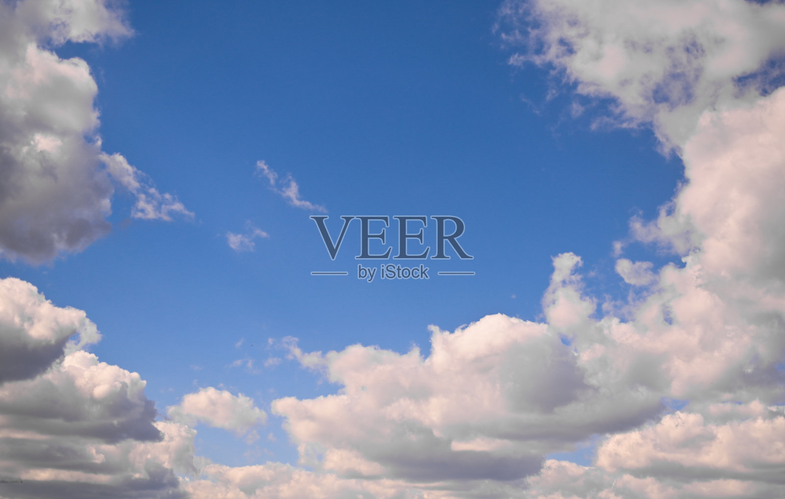 美丽的白色蓬松的云在蓝天照片摄影图片