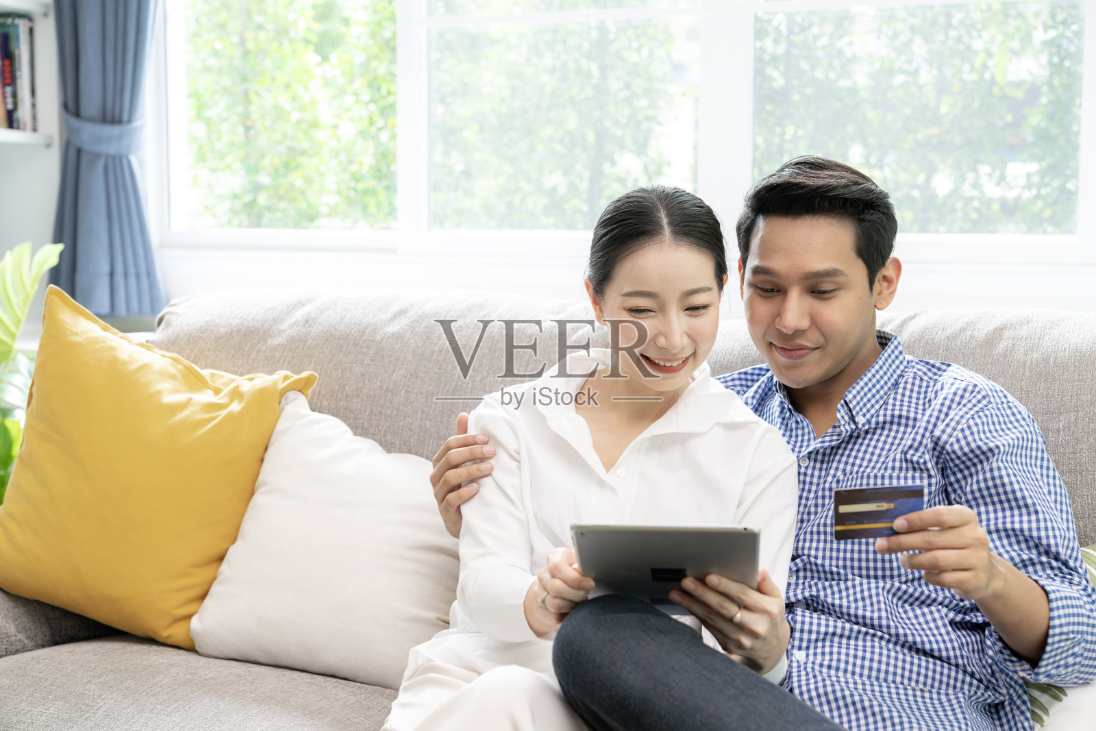 年轻夫妇在家用信用卡网购照片摄影图片