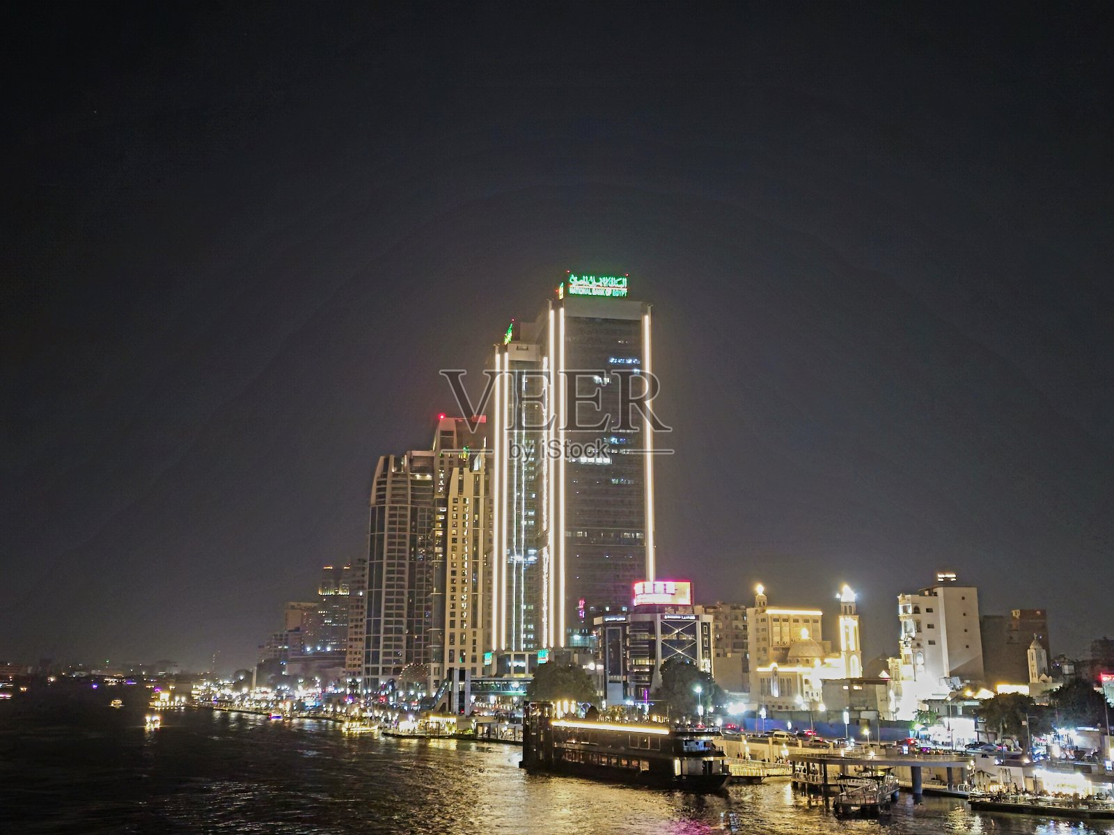 夜晚埃及尼罗河沿岸的现代建筑和桥梁，以及开罗城市尼罗河沿岸的埃及步行道照片摄影图片