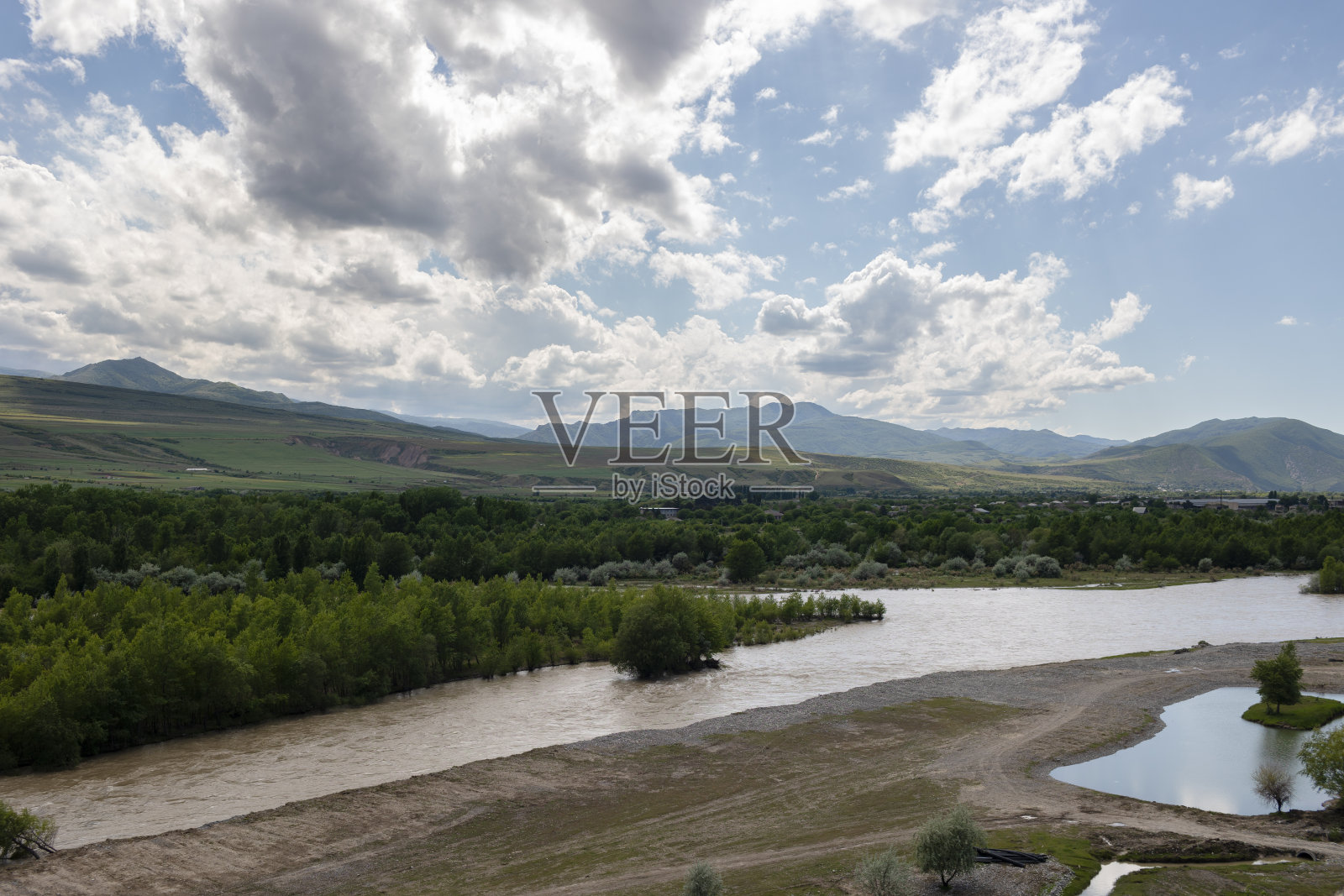 美丽的景观景观，丘陵和河流在格鲁吉亚附近的Uplistsikhe古洞穴镇照片摄影图片