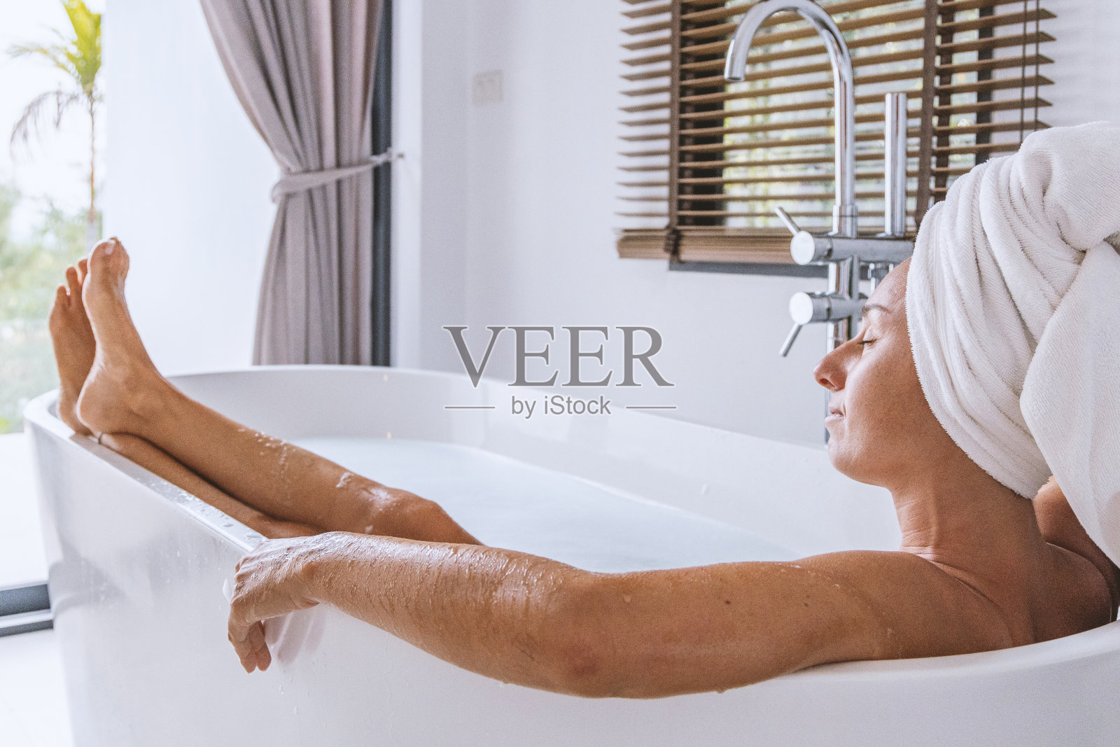 浴缸里的女人照片摄影图片