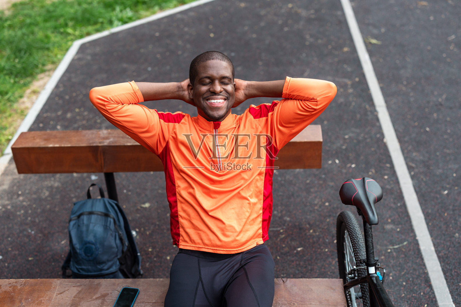 一个骑自行车的人在公园休息的高角度照片照片摄影图片