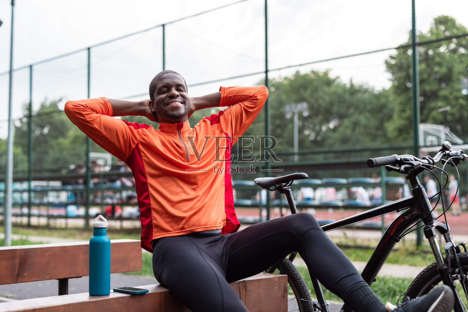 一个人在阳光明媚的日子骑完自行车后放松照片摄影图片