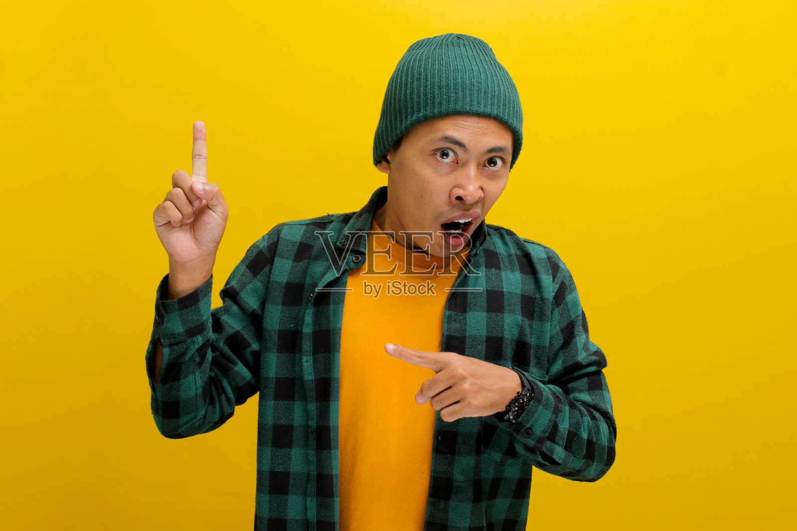 惊讶的亚洲人指着空的复印空间照片摄影图片