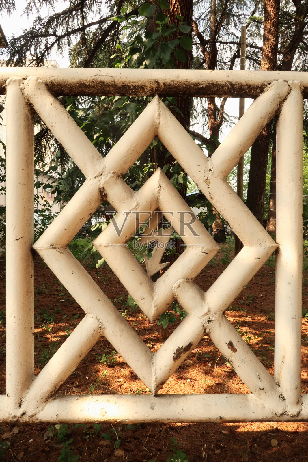 在塞尔维亚尼斯的电力供应商、变电站、分配器、电力公司、供应商、电力公用事业公司，旧的、老式的、复古的金属栅栏上有电，高压，危险标志照片摄影图片