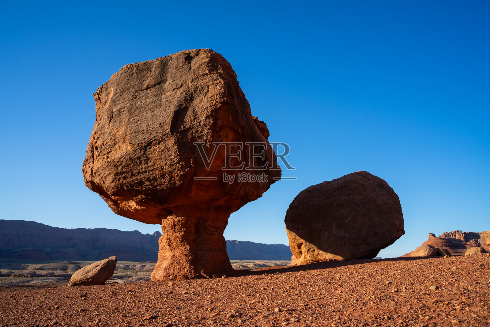 朱砂悬崖下平衡的巨石在晨光中闪闪发光照片摄影图片