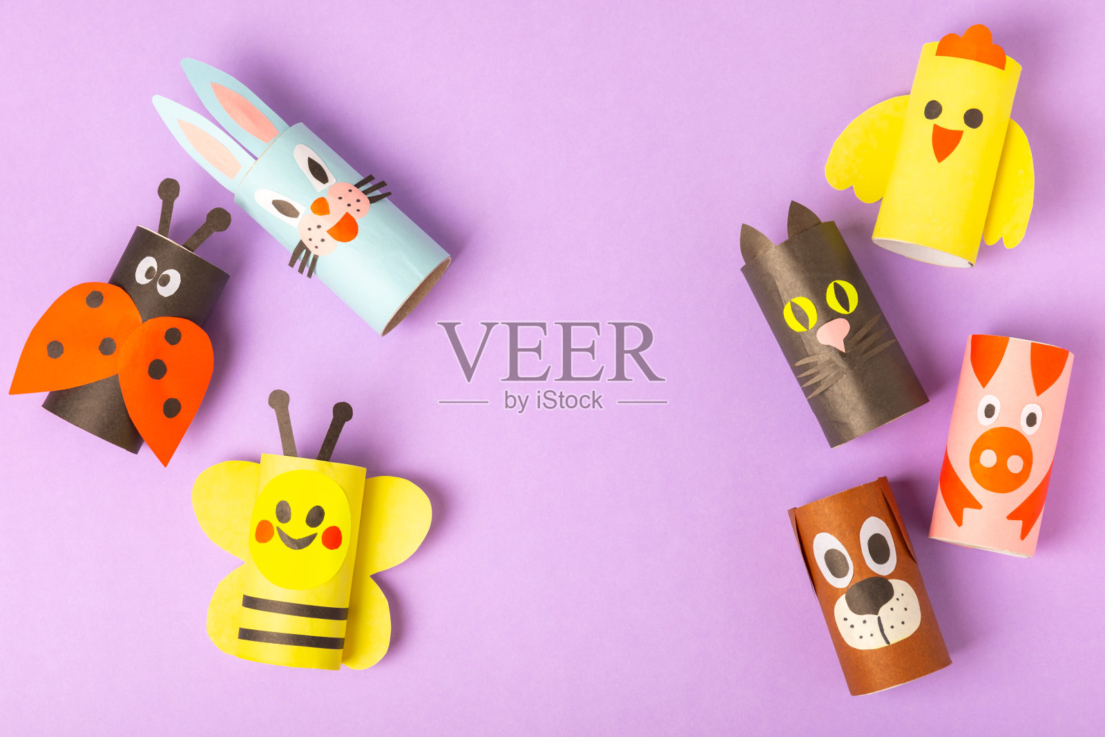 在彩色背景上制作卫生纸。用厕纸卷做成的儿童工艺品。DIY。手工制作的。纸玩具。折纸动物。儿童教育游戏的概念。放文字的地方。副本的空间。照片摄影图片