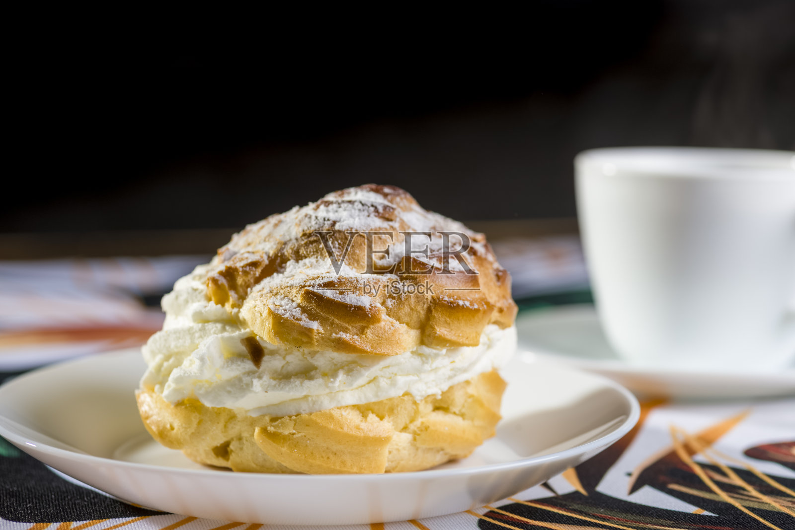 有很多鲜奶油和咖啡的饼干照片摄影图片