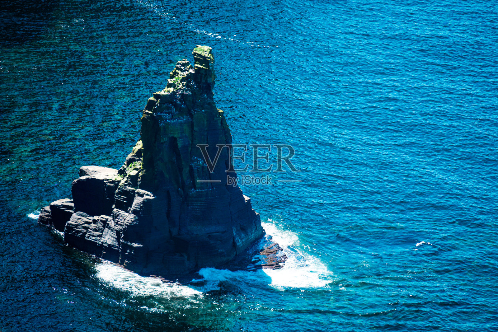 在一个阳光明媚的日子里，爱尔兰克莱尔郡的莫赫悬崖上的岩石照片摄影图片