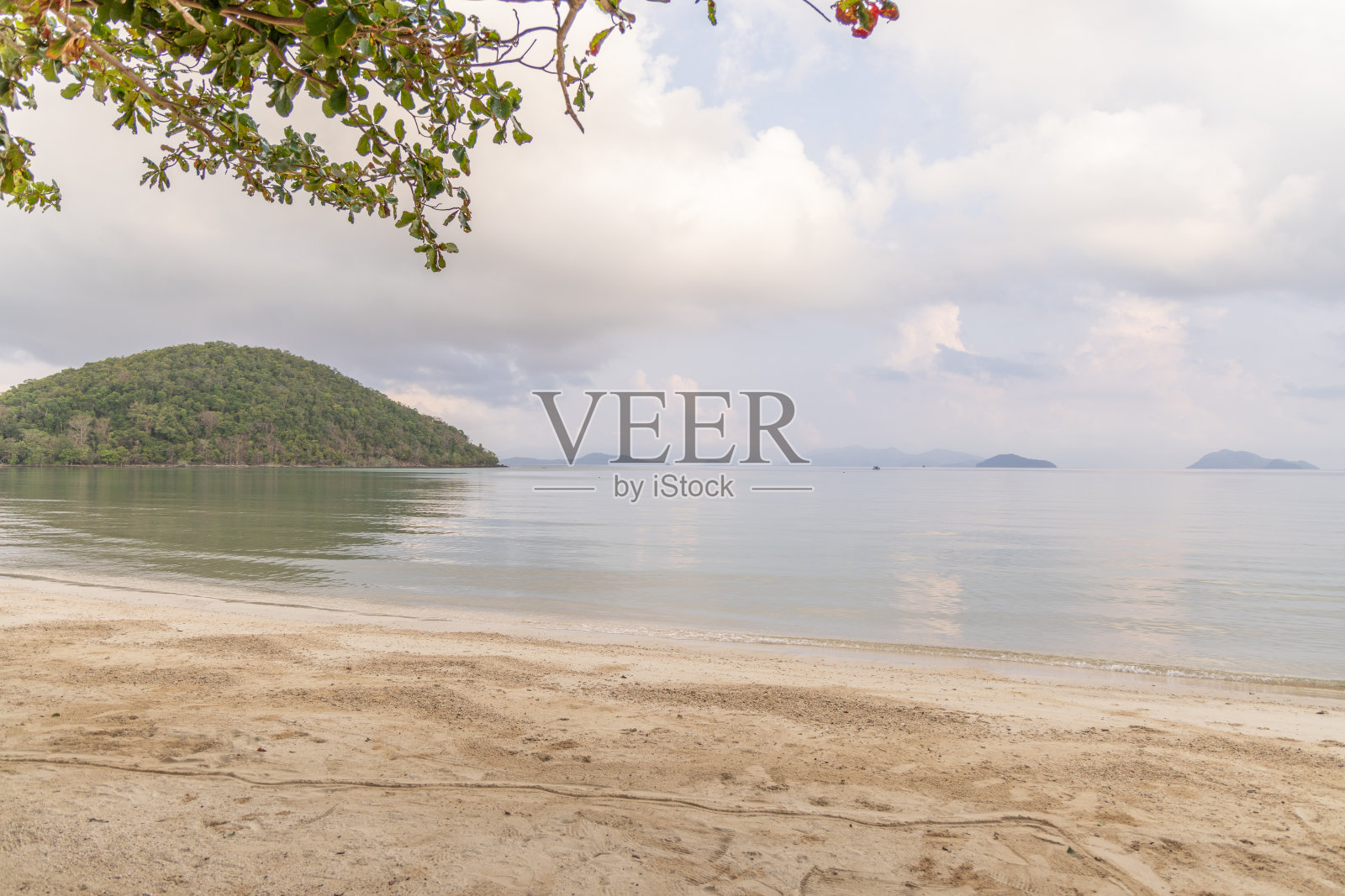 宁静的海滩，郁郁葱葱的岛屿景色照片摄影图片