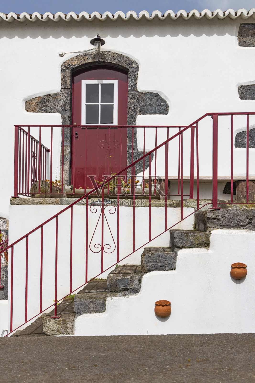 亚速尔群岛Terceira岛上一座石头和灰泥房子上的楼梯。照片摄影图片