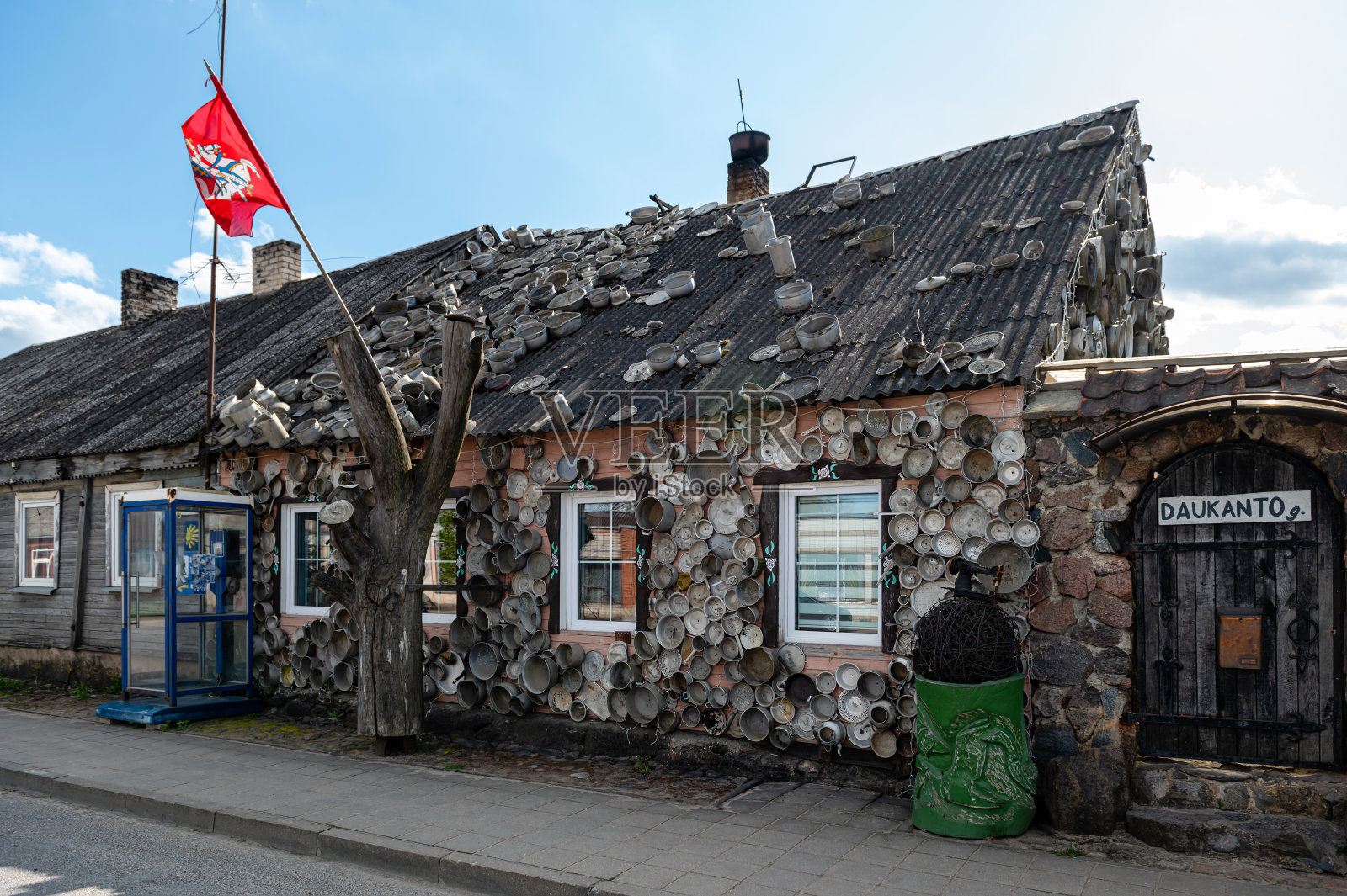 “锅屋”(“puodu namas”)上覆盖着各种形状和大小的锅和锅照片摄影图片