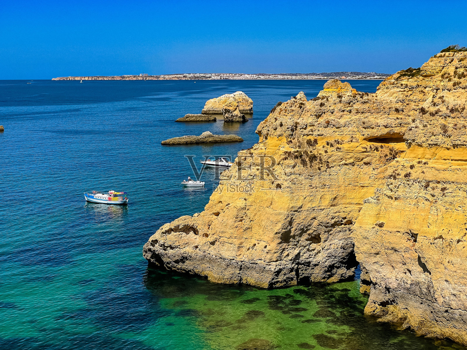 阿尔加维海岸，蓝色的海水，海滩，岩石，葡萄牙照片摄影图片
